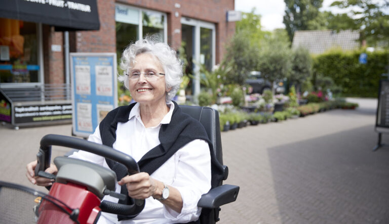 Vrouw in scootmobiel