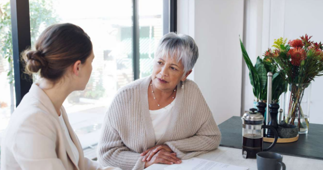 twee mensen in gesprek met elkaar aan de keukentafel