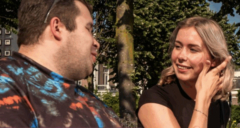 2 mensen op een bankje