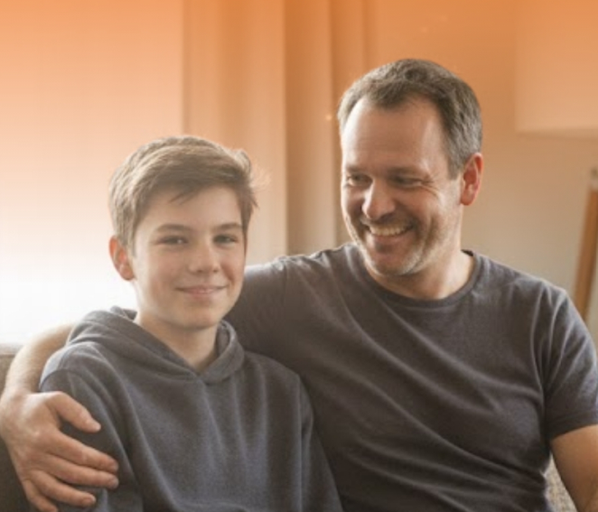 vader slaat arm om zoon