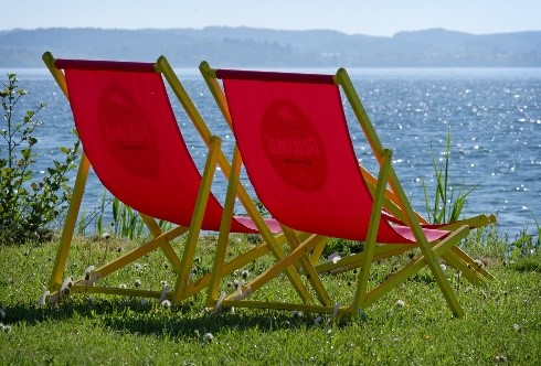 2 rode strandstoelen op het strand